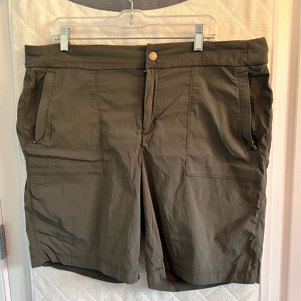 Athleta Trekkie Bermuda 2.0 - silver gray